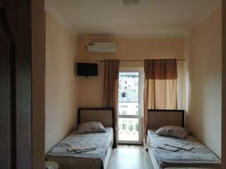 Гостевой дом Гостевой Дом  Сухум Бюджетный двухместный номер с 2 отдельными кроватями-1