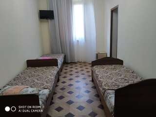 Гостевой дом Гостевой Дом  Сухум Трехместный номер-1