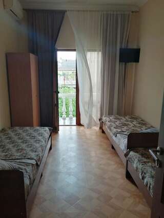 Гостевой дом Гостевой Дом  Сухум Трехместный номер-4