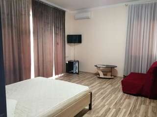 Гостевой дом Гостевой Дом  Сухум Семейный номер с балконом-6