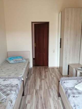 Гостевой дом Гостевой Дом  Сухум Бюджетный трехместный номер-3