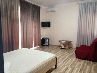 Гостевой дом Гостевой Дом  Сухум Семейный номер с балконом-8