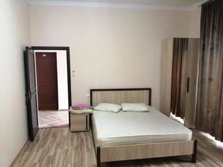 Гостевой дом Гостевой Дом  Сухум Семейный номер с балконом-9