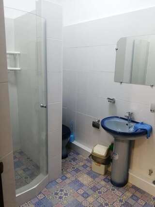 Гостевой дом Гостевой Дом  Сухум Семейный номер с балконом-11